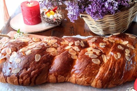 Πασχαλινό τσουρέκι, αρωματικό και πολύ αφράτο